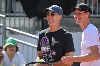 Jannik Sinner (à droite) avait "besoin de cette victoire", a souligné son coach Darren Cahill (à gauche) KEYSTONE/EPA ANSA/ALESSANDRO DI MEO